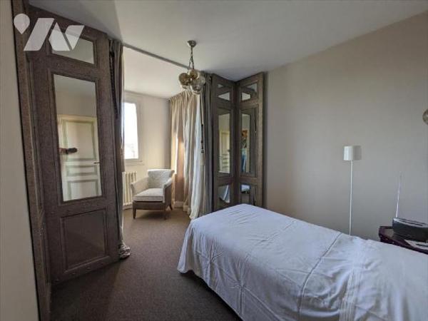 LES HERBIERS - Dans le quartier d'Ardelay, au calme d'une impasse, découvrez cette maison à éta...