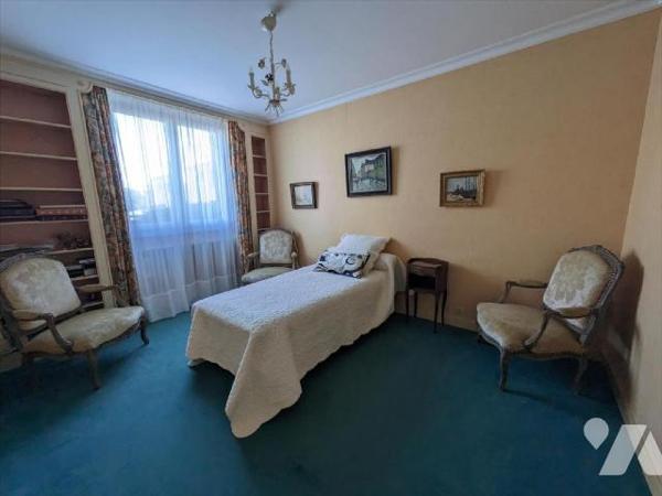 LES HERBIERS - Dans le quartier d'Ardelay, au calme d'une impasse, découvrez cette maison à éta...