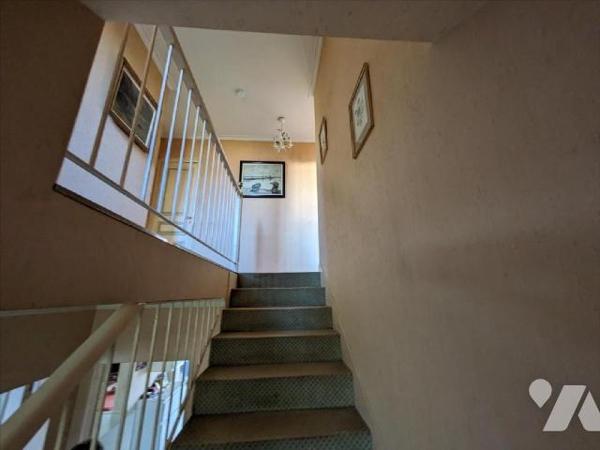 LES HERBIERS - Dans le quartier d'Ardelay, au calme d'une impasse, découvrez cette maison à éta...