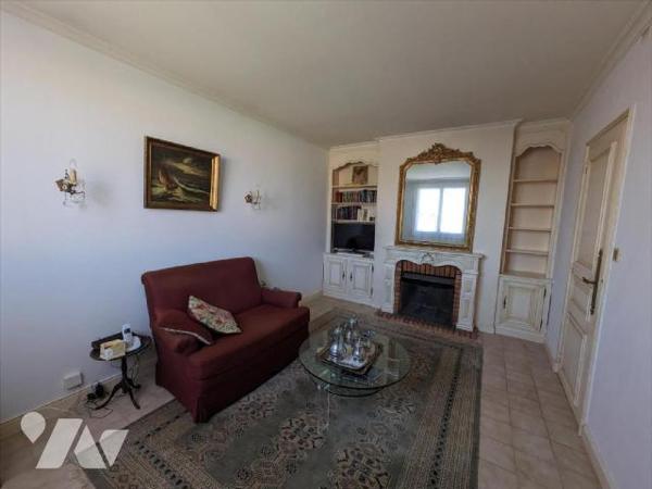 LES HERBIERS - Dans le quartier d'Ardelay, au calme d'une impasse, découvrez cette maison à éta...