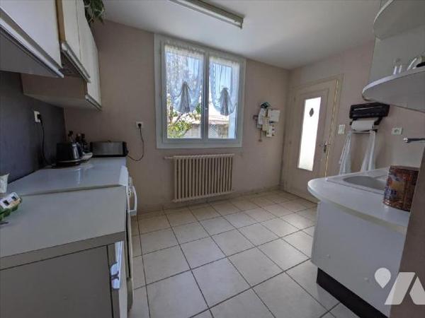 LES HERBIERS - Dans le quartier d'Ardelay, au calme d'une impasse, découvrez cette maison à éta...