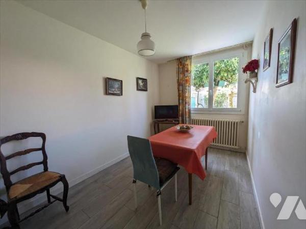 LES HERBIERS - Dans le quartier d'Ardelay, au calme d'une impasse, découvrez cette maison à éta...