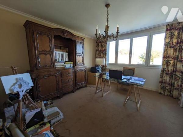 LES HERBIERS - Dans le quartier d'Ardelay, au calme d'une impasse, découvrez cette maison à éta...