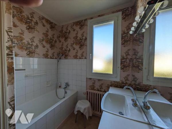 LES HERBIERS - Dans le quartier d'Ardelay, au calme d'une impasse, découvrez cette maison à éta...