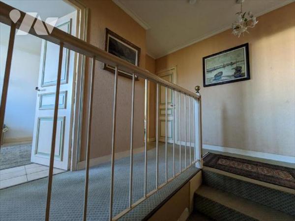 LES HERBIERS - Dans le quartier d'Ardelay, au calme d'une impasse, découvrez cette maison à éta...