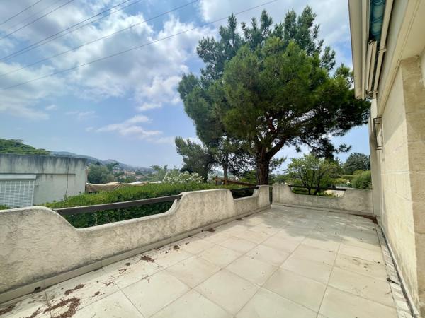 Allauch (13190) Allauch – Maison de plain-pied au calme avec jardin, terrasse et garage double.