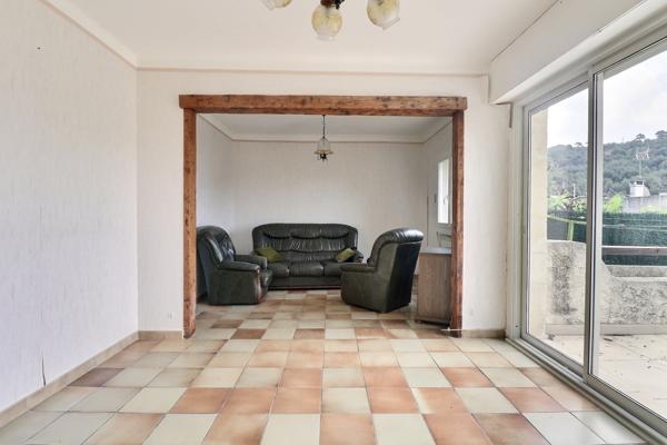 Allauch (13190) Allauch – Maison de plain-pied au calme avec jardin, terrasse et garage double.