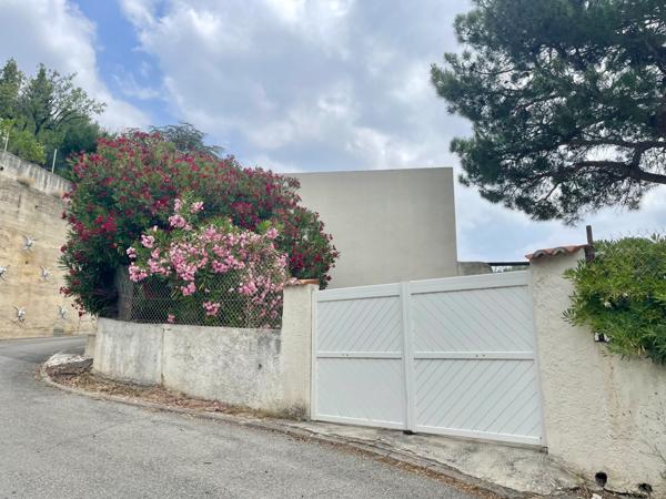 Allauch (13190) Allauch – Maison de plain-pied au calme avec jardin, terrasse et garage double.