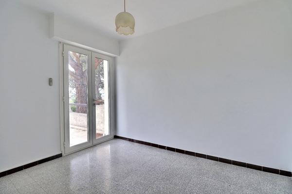 Allauch (13190) Allauch – Maison de plain-pied au calme avec jardin, terrasse et garage double.