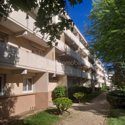 Bel appartement 3 pièces de 47,63 m² (loi Carrez), situé au rez-de-chaussée d’une résidence fermée et sécurisée.

Le bien se compose d’une entrée avec placard, d’une cuisine indépendante à aménager selon vos envies, d’une chambre avec placard, d’un salon/séjour lumineux offrant la possibilité de créer une seconde chambre selon vos besoins, ainsi que d’une salle de douche avec WC.

En annexes, vous bénéficierez d’une place de parking extérieure située face à l’appartement, d’un cellier et d’une cave.

Confort :
-Huisseries PVC double vitrage
-Volets roulants manuels PVC
-Chauffage collectif au gaz (chaudière remplacée en 2021)

À savoir :
Copropriété composée de 5 bâtiments, comprenant 82 lots principaux et 214 lots annexes.
Aucune procédure en cours.

Les charges de copropriété comprennent :
-Eau chaude et eau froide
-Chauffage
-Entretien des espaces verts
-Entretien des parties communes

Résidence équipée d’un portail électrique, d’un interphone et d’un digicode.

Proche des commerces et autres commodités, à 3 mn en voiture de la gare de Ponthierry RER D.
Que vous soyez primo-accédant ou investisseur, ce bien représente une opportunité intéressante grâce à son potentiel d’aménagement et à ses prestations pratiques au quotidien.