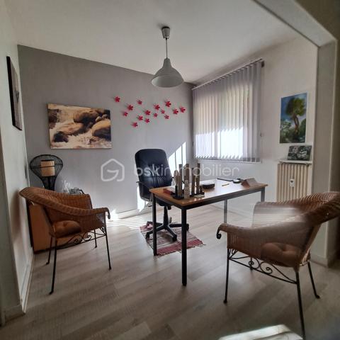 Bel appartement 3 pièces de 47,63 m² (loi Carrez), situé au rez-de-chaussée d’une résidence fermée et sécurisée.

Le bien se compose d’une entrée avec placard, d’une cuisine indépendante à aménager selon vos envies, d’une chambre avec placard, d’un salon/séjour lumineux offrant la possibilité de créer une seconde chambre selon vos besoins, ainsi que d’une salle de douche avec WC.

En annexes, vous bénéficierez d’une place de parking extérieure située face à l’appartement, d’un cellier et d’une cave.

Confort :
-Huisseries PVC double vitrage
-Volets roulants manuels PVC
-Chauffage collectif au gaz (chaudière remplacée en 2021)

À savoir :
Copropriété composée de 5 bâtiments, comprenant 82 lots principaux et 214 lots annexes.
Aucune procédure en cours.

Les charges de copropriété comprennent :
-Eau chaude et eau froide
-Chauffage
-Entretien des espaces verts
-Entretien des parties communes

Résidence équipée d’un portail électrique, d’un interphone et d’un digicode.

Proche des commerces et autres commodités, à 3 mn en voiture de la gare de Ponthierry RER D.
Que vous soyez primo-accédant ou investisseur, ce bien représente une opportunité intéressante grâce à son potentiel d’aménagement et à ses prestations pratiques au quotidien.