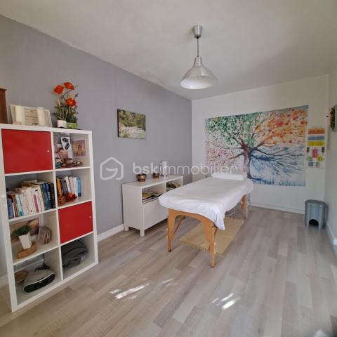 Bel appartement 3 pièces de 47,63 m² (loi Carrez), situé au rez-de-chaussée d’une résidence fermée et sécurisée.

Le bien se compose d’une entrée avec placard, d’une cuisine indépendante à aménager selon vos envies, d’une chambre avec placard, d’un salon/séjour lumineux offrant la possibilité de créer une seconde chambre selon vos besoins, ainsi que d’une salle de douche avec WC.

En annexes, vous bénéficierez d’une place de parking extérieure située face à l’appartement, d’un cellier et d’une cave.

Confort :
-Huisseries PVC double vitrage
-Volets roulants manuels PVC
-Chauffage collectif au gaz (chaudière remplacée en 2021)

À savoir :
Copropriété composée de 5 bâtiments, comprenant 82 lots principaux et 214 lots annexes.
Aucune procédure en cours.

Les charges de copropriété comprennent :
-Eau chaude et eau froide
-Chauffage
-Entretien des espaces verts
-Entretien des parties communes

Résidence équipée d’un portail électrique, d’un interphone et d’un digicode.

Proche des commerces et autres commodités, à 3 mn en voiture de la gare de Ponthierry RER D.
Que vous soyez primo-accédant ou investisseur, ce bien représente une opportunité intéressante grâce à son potentiel d’aménagement et à ses prestations pratiques au quotidien.