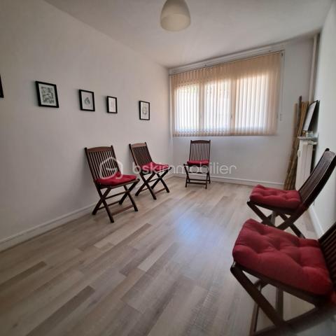 Bel appartement 3 pièces de 47,63 m² (loi Carrez), situé au rez-de-chaussée d’une résidence fermée et sécurisée.

Le bien se compose d’une entrée avec placard, d’une cuisine indépendante à aménager selon vos envies, d’une chambre avec placard, d’un salon/séjour lumineux offrant la possibilité de créer une seconde chambre selon vos besoins, ainsi que d’une salle de douche avec WC.

En annexes, vous bénéficierez d’une place de parking extérieure située face à l’appartement, d’un cellier et d’une cave.

Confort :
-Huisseries PVC double vitrage
-Volets roulants manuels PVC
-Chauffage collectif au gaz (chaudière remplacée en 2021)

À savoir :
Copropriété composée de 5 bâtiments, comprenant 82 lots principaux et 214 lots annexes.
Aucune procédure en cours.

Les charges de copropriété comprennent :
-Eau chaude et eau froide
-Chauffage
-Entretien des espaces verts
-Entretien des parties communes

Résidence équipée d’un portail électrique, d’un interphone et d’un digicode.

Proche des commerces et autres commodités, à 3 mn en voiture de la gare de Ponthierry RER D.
Que vous soyez primo-accédant ou investisseur, ce bien représente une opportunité intéressante grâce à son potentiel d’aménagement et à ses prestations pratiques au quotidien.