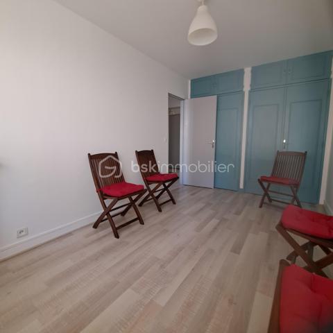 Bel appartement 3 pièces de 47,63 m² (loi Carrez), situé au rez-de-chaussée d’une résidence fermée et sécurisée.

Le bien se compose d’une entrée avec placard, d’une cuisine indépendante à aménager selon vos envies, d’une chambre avec placard, d’un salon/séjour lumineux offrant la possibilité de créer une seconde chambre selon vos besoins, ainsi que d’une salle de douche avec WC.

En annexes, vous bénéficierez d’une place de parking extérieure située face à l’appartement, d’un cellier et d’une cave.

Confort :
-Huisseries PVC double vitrage
-Volets roulants manuels PVC
-Chauffage collectif au gaz (chaudière remplacée en 2021)

À savoir :
Copropriété composée de 5 bâtiments, comprenant 82 lots principaux et 214 lots annexes.
Aucune procédure en cours.

Les charges de copropriété comprennent :
-Eau chaude et eau froide
-Chauffage
-Entretien des espaces verts
-Entretien des parties communes

Résidence équipée d’un portail électrique, d’un interphone et d’un digicode.

Proche des commerces et autres commodités, à 3 mn en voiture de la gare de Ponthierry RER D.
Que vous soyez primo-accédant ou investisseur, ce bien représente une opportunité intéressante grâce à son potentiel d’aménagement et à ses prestations pratiques au quotidien.