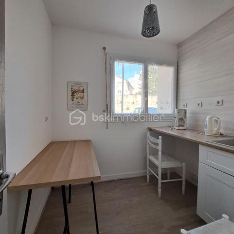 Bel appartement 3 pièces de 47,63 m² (loi Carrez), situé au rez-de-chaussée d’une résidence fermée et sécurisée.

Le bien se compose d’une entrée avec placard, d’une cuisine indépendante à aménager selon vos envies, d’une chambre avec placard, d’un salon/séjour lumineux offrant la possibilité de créer une seconde chambre selon vos besoins, ainsi que d’une salle de douche avec WC.

En annexes, vous bénéficierez d’une place de parking extérieure située face à l’appartement, d’un cellier et d’une cave.

Confort :
-Huisseries PVC double vitrage
-Volets roulants manuels PVC
-Chauffage collectif au gaz (chaudière remplacée en 2021)

À savoir :
Copropriété composée de 5 bâtiments, comprenant 82 lots principaux et 214 lots annexes.
Aucune procédure en cours.

Les charges de copropriété comprennent :
-Eau chaude et eau froide
-Chauffage
-Entretien des espaces verts
-Entretien des parties communes

Résidence équipée d’un portail électrique, d’un interphone et d’un digicode.

Proche des commerces et autres commodités, à 3 mn en voiture de la gare de Ponthierry RER D.
Que vous soyez primo-accédant ou investisseur, ce bien représente une opportunité intéressante grâce à son potentiel d’aménagement et à ses prestations pratiques au quotidien.