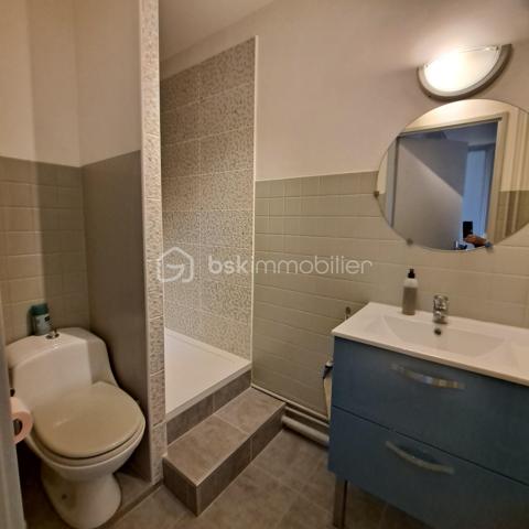 Bel appartement 3 pièces de 47,63 m² (loi Carrez), situé au rez-de-chaussée d’une résidence fermée et sécurisée.

Le bien se compose d’une entrée avec placard, d’une cuisine indépendante à aménager selon vos envies, d’une chambre avec placard, d’un salon/séjour lumineux offrant la possibilité de créer une seconde chambre selon vos besoins, ainsi que d’une salle de douche avec WC.

En annexes, vous bénéficierez d’une place de parking extérieure située face à l’appartement, d’un cellier et d’une cave.

Confort :
-Huisseries PVC double vitrage
-Volets roulants manuels PVC
-Chauffage collectif au gaz (chaudière remplacée en 2021)

À savoir :
Copropriété composée de 5 bâtiments, comprenant 82 lots principaux et 214 lots annexes.
Aucune procédure en cours.

Les charges de copropriété comprennent :
-Eau chaude et eau froide
-Chauffage
-Entretien des espaces verts
-Entretien des parties communes

Résidence équipée d’un portail électrique, d’un interphone et d’un digicode.

Proche des commerces et autres commodités, à 3 mn en voiture de la gare de Ponthierry RER D.
Que vous soyez primo-accédant ou investisseur, ce bien représente une opportunité intéressante grâce à son potentiel d’aménagement et à ses prestations pratiques au quotidien.