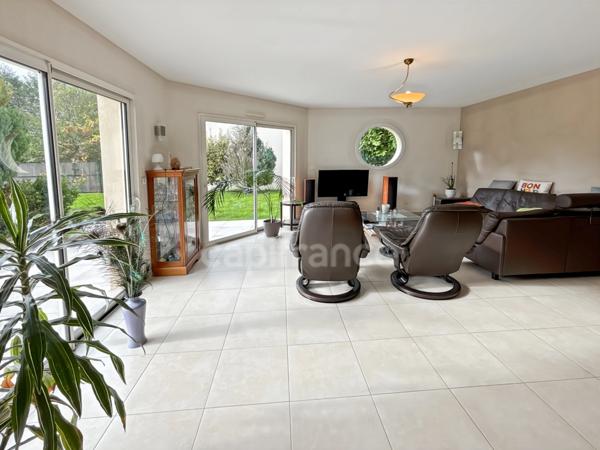 Maison à vendre 7 pièces CHANGE (72) avec piscine