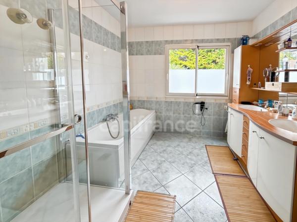 Maison à vendre 7 pièces CHANGE (72) avec piscine