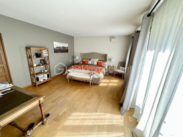 À seulement 50 minutes de Paris, avec un accès rapide via la N14, découvrez cette magnifique longère de charme où authenticité, volumes généreux et matériaux nobles se rencontrent harmonieusement.

Situé a 9 minutes de Magny-en-Vexin, elle est édifiée sur un superbe terrain de 2 247 m², cette demeure de 297 m² habitables a su conserver toute son âme grâce à une rénovation respectueuse de son caractère d’origine : pierres apparentes, prestations de qualité et cachet intemporel.

Dès l’entrée, le ton est donné avec un vaste hall de 25 m² et son WC invités. La maison offre une superbe suite parentale de 45 m² comprenant salle de bains avec douche, double vasque ainsi qu’un spacieux dressing.

La cuisine, lumineuse et conviviale, pensée comme une véritable pièce de vie, dispose également d’une arrière-cuisine. Elle s’ouvre sur une élégante salle à manger de 33 m², elle-même prolongée par un vaste salon de réception de 62 m² aux volumes exceptionnels.

Un second espace nuit indépendant propose une chambre, une salle d’eau ainsi qu’une seconde chambre en mezzanine.

À l’étage, un beau palier pouvant accueillir une salle de jeux ou un espace détente dessert :

    une quatrième chambre de 34 m² au sol,

    une salle de bains avec WC de 13 m²,

    ainsi qu’une cinquième chambre de 28 m² au sol.

Une dépendance totalement indépendante complète ce bien et offre une chambre avec salle d’eau et WC, idéale pour recevoir famille ou amis.

Côté annexes :

    double garage de 55 m²,

    stationnement pour 4 véhicules,

    deux granges de 26 m² et 45 m²,
    soit plus de 70 m² supplémentaires de stockage et de potentiel.

Les prestations techniques sont également au rendez-vous :

    pompe à chaleur,

    drainage intégral de la propriété,

    ravalement complet,

    appuis et linteaux de fenêtres refaits par un tailleur de pierre.

Une propriété rare, pleine de charme et d’authenticité, idéale pour les amoureux de belles pierres recherchant espace, confort et proximité de Paris.