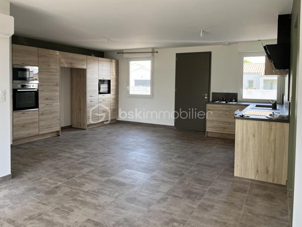 ÉTAULES  -  Pays Royannais, à 15 minutes en voiture des plages de la Côte Sauvage.

Maison récente de 2023, entièrement de plain-pied, dans un quartier résidentiel.


INTÉRIEUR :

Entrée sur la grande pièce traversante de 51 m2, avec salon/séjour et cuisine ouverte.
Belle luminosité, et baie vitrée donnant sur la terrasse et le jardin.

Espace nuit comprenant 2 chambres, dont une avec placard intégré.
Salle d’eau, et WC indépendant.

Le garage de 11 m2 a été carrelé, les murs isolés puis peints, et une baie vitrée coulissante a été installée.
Il  pourrait être aménagé en 3ème chambre, pour augmenter la surface habitable à 88 m2 si vous le souhaitez (sous réserve de déclaration préalable en mairie), ou conservé en garage comme actuellement.


EXTÉRIEUR :

Sur le devant : place de stationnement sur la parcelle, ainsi qu’une vaste zone goudronnée/gravillonnée permettant même de construire un autre garage ou un carport.

Sur l’arrière : un joli jardin clôturé, et une grande terrasse de 33 m2.


ÉLÉMENTS DE CONFORT :

- Climatisation réversible
- Chauffe-eau thermodynamique
- Grande zone de stationnement sur la parcelle
- Prestations de maison neuve, avec cuisine et salle d’eau modernes et fonctionnelles.
.