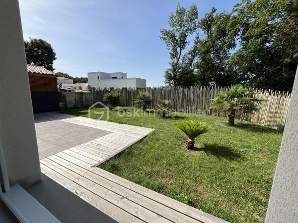 ÉTAULES  -  Pays Royannais, à 15 minutes en voiture des plages de la Côte Sauvage.

Maison récente de 2023, entièrement de plain-pied, dans un quartier résidentiel.


INTÉRIEUR :

Entrée sur la grande pièce traversante de 51 m2, avec salon/séjour et cuisine ouverte.
Belle luminosité, et baie vitrée donnant sur la terrasse et le jardin.

Espace nuit comprenant 2 chambres, dont une avec placard intégré.
Salle d’eau, et WC indépendant.

Le garage de 11 m2 a été carrelé, les murs isolés puis peints, et une baie vitrée coulissante a été installée.
Il  pourrait être aménagé en 3ème chambre, pour augmenter la surface habitable à 88 m2 si vous le souhaitez (sous réserve de déclaration préalable en mairie), ou conservé en garage comme actuellement.


EXTÉRIEUR :

Sur le devant : place de stationnement sur la parcelle, ainsi qu’une vaste zone goudronnée/gravillonnée permettant même de construire un autre garage ou un carport.

Sur l’arrière : un joli jardin clôturé, et une grande terrasse de 33 m2.


ÉLÉMENTS DE CONFORT :

- Climatisation réversible
- Chauffe-eau thermodynamique
- Grande zone de stationnement sur la parcelle
- Prestations de maison neuve, avec cuisine et salle d’eau modernes et fonctionnelles.
.