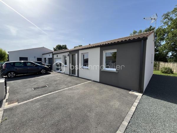 ÉTAULES  -  Pays Royannais, à 15 minutes en voiture des plages de la Côte Sauvage.

Maison récente de 2023, entièrement de plain-pied, dans un quartier résidentiel.


INTÉRIEUR :

Entrée sur la grande pièce traversante de 51 m2, avec salon/séjour et cuisine ouverte.
Belle luminosité, et baie vitrée donnant sur la terrasse et le jardin.

Espace nuit comprenant 2 chambres, dont une avec placard intégré.
Salle d’eau, et WC indépendant.

Le garage de 11 m2 a été carrelé, les murs isolés puis peints, et une baie vitrée coulissante a été installée.
Il  pourrait être aménagé en 3ème chambre, pour augmenter la surface habitable à 88 m2 si vous le souhaitez (sous réserve de déclaration préalable en mairie), ou conservé en garage comme actuellement.


EXTÉRIEUR :

Sur le devant : place de stationnement sur la parcelle, ainsi qu’une vaste zone goudronnée/gravillonnée permettant même de construire un autre garage ou un carport.

Sur l’arrière : un joli jardin clôturé, et une grande terrasse de 33 m2.


ÉLÉMENTS DE CONFORT :

- Climatisation réversible
- Chauffe-eau thermodynamique
- Grande zone de stationnement sur la parcelle
- Prestations de maison neuve, avec cuisine et salle d’eau modernes et fonctionnelles.
.