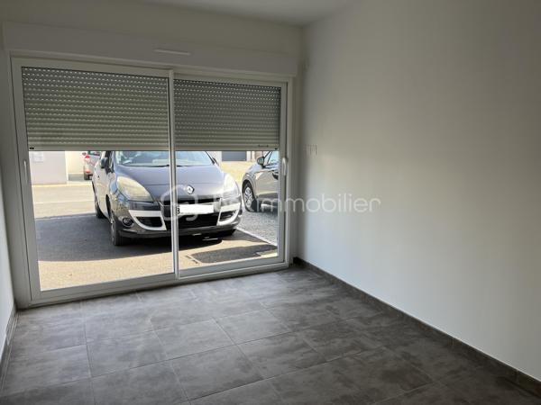 ÉTAULES  -  Pays Royannais, à 15 minutes en voiture des plages de la Côte Sauvage.

Maison récente de 2023, entièrement de plain-pied, dans un quartier résidentiel.


INTÉRIEUR :

Entrée sur la grande pièce traversante de 51 m2, avec salon/séjour et cuisine ouverte.
Belle luminosité, et baie vitrée donnant sur la terrasse et le jardin.

Espace nuit comprenant 2 chambres, dont une avec placard intégré.
Salle d’eau, et WC indépendant.

Le garage de 11 m2 a été carrelé, les murs isolés puis peints, et une baie vitrée coulissante a été installée.
Il  pourrait être aménagé en 3ème chambre, pour augmenter la surface habitable à 88 m2 si vous le souhaitez (sous réserve de déclaration préalable en mairie), ou conservé en garage comme actuellement.


EXTÉRIEUR :

Sur le devant : place de stationnement sur la parcelle, ainsi qu’une vaste zone goudronnée/gravillonnée permettant même de construire un autre garage ou un carport.

Sur l’arrière : un joli jardin clôturé, et une grande terrasse de 33 m2.


ÉLÉMENTS DE CONFORT :

- Climatisation réversible
- Chauffe-eau thermodynamique
- Grande zone de stationnement sur la parcelle
- Prestations de maison neuve, avec cuisine et salle d’eau modernes et fonctionnelles.
.