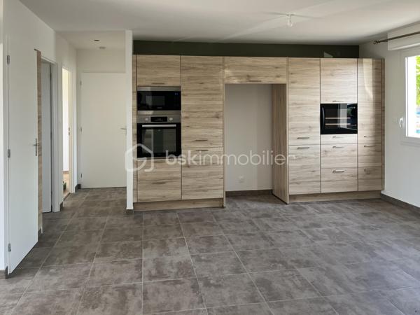 ÉTAULES  -  Pays Royannais, à 15 minutes en voiture des plages de la Côte Sauvage.

Maison récente de 2023, entièrement de plain-pied, dans un quartier résidentiel.


INTÉRIEUR :

Entrée sur la grande pièce traversante de 51 m2, avec salon/séjour et cuisine ouverte.
Belle luminosité, et baie vitrée donnant sur la terrasse et le jardin.

Espace nuit comprenant 2 chambres, dont une avec placard intégré.
Salle d’eau, et WC indépendant.

Le garage de 11 m2 a été carrelé, les murs isolés puis peints, et une baie vitrée coulissante a été installée.
Il  pourrait être aménagé en 3ème chambre, pour augmenter la surface habitable à 88 m2 si vous le souhaitez (sous réserve de déclaration préalable en mairie), ou conservé en garage comme actuellement.


EXTÉRIEUR :

Sur le devant : place de stationnement sur la parcelle, ainsi qu’une vaste zone goudronnée/gravillonnée permettant même de construire un autre garage ou un carport.

Sur l’arrière : un joli jardin clôturé, et une grande terrasse de 33 m2.


ÉLÉMENTS DE CONFORT :

- Climatisation réversible
- Chauffe-eau thermodynamique
- Grande zone de stationnement sur la parcelle
- Prestations de maison neuve, avec cuisine et salle d’eau modernes et fonctionnelles.
.