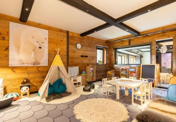 ENSEMBLE ALPIN ULTRA-PREMIUM de 3 400 m² à TIGNES (73) 5 Chalets haut de gamme , accès ski au pied, vue, piscine .