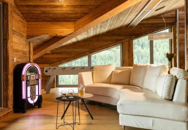 ENSEMBLE ALPIN ULTRA-PREMIUM de 3 400 m² à TIGNES (73) 5 Chalets haut de gamme , accès ski au pied, vue, piscine .