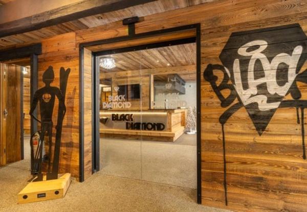 ENSEMBLE ALPIN ULTRA-PREMIUM de 3 400 m² à TIGNES (73) 5 Chalets haut de gamme , accès ski au pied, vue, piscine .