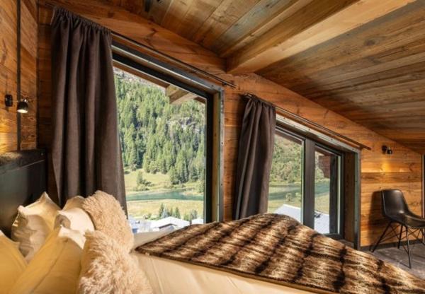 ENSEMBLE ALPIN ULTRA-PREMIUM de 3 400 m² à TIGNES (73) 5 Chalets haut de gamme , accès ski au pied, vue, piscine .