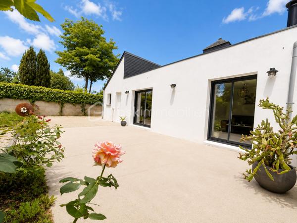 EN EXCLUSIVITE / BSKIMMOBILIER vous présente : sur la commune de Pluneret, découvrez cette belle maison ancienne d’environ 96 m² habitables, implantée sur une parcelle close d’environ 714 m².
Dès l’entrée, vous serez séduit par une vaste pièce de vie lumineuse, chaleureuse et conviviale, agrémentée d’un poêle, idéale pour profiter d’un espace confortable au quotidien. La cuisine, moderne et fonctionnelle, s’intègre parfaitement à l’esprit de la maison.
La maison propose deux chambres, dont une chambre au rez-de-chaussée, permettant une vraie vie de plain-pied. Vous profiterez également d’une salle d’eau contemporaine.
À l’extérieur, le terrain clos offre un bel espace de jardin, une terrasse agréable et une cour permettant de stationner facilement. Un garage d’environ 35 m² complète l’ensemble, idéal pour stationnement, rangement ou espace atelier.
Une maison lumineuse, fonctionnelle et agréable à vivre.
Les plus :
Maison d’environ 96 m² — 2 chambres dont une au rez-de-chaussée — grande pièce de vie avec poêle — garage d’environ 35 m² — terrain clos de 714 m² — maison lumineuse.

Pour plus d'information et visiter ce bien contactez Guillaume LE STRAT.

Pour vous, je réalise, gratuitement et sous 48h votre avis de valeur dans le cadre d’une succession ou de votre projet de vente sur les secteurs Golfe du Morbihan, Pays d'Auray, Ploemel, Brech, Pluneret, Sainte-Anne-D'Auray, Plumergat, Le Bono, Plougoumelen, Baden...Pluvigner et ses alentours... Au plaisir de vous aider ou vous accompagner personnellement dans votre projet immobilier !