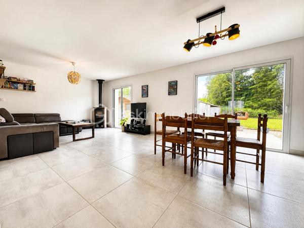 EN EXCLUSIVITE / BSKIMMOBILIER vous présente : sur la commune de Pluneret, découvrez cette belle maison ancienne d’environ 96 m² habitables, implantée sur une parcelle close d’environ 714 m².
Dès l’entrée, vous serez séduit par une vaste pièce de vie lumineuse, chaleureuse et conviviale, agrémentée d’un poêle, idéale pour profiter d’un espace confortable au quotidien. La cuisine, moderne et fonctionnelle, s’intègre parfaitement à l’esprit de la maison.
La maison propose deux chambres, dont une chambre au rez-de-chaussée, permettant une vraie vie de plain-pied. Vous profiterez également d’une salle d’eau contemporaine.
À l’extérieur, le terrain clos offre un bel espace de jardin, une terrasse agréable et une cour permettant de stationner facilement. Un garage d’environ 35 m² complète l’ensemble, idéal pour stationnement, rangement ou espace atelier.
Une maison lumineuse, fonctionnelle et agréable à vivre.
Les plus :
Maison d’environ 96 m² — 2 chambres dont une au rez-de-chaussée — grande pièce de vie avec poêle — garage d’environ 35 m² — terrain clos de 714 m² — maison lumineuse.

Pour plus d'information et visiter ce bien contactez Guillaume LE STRAT.

Pour vous, je réalise, gratuitement et sous 48h votre avis de valeur dans le cadre d’une succession ou de votre projet de vente sur les secteurs Golfe du Morbihan, Pays d'Auray, Ploemel, Brech, Pluneret, Sainte-Anne-D'Auray, Plumergat, Le Bono, Plougoumelen, Baden...Pluvigner et ses alentours... Au plaisir de vous aider ou vous accompagner personnellement dans votre projet immobilier !