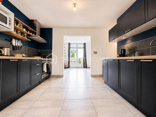 EN EXCLUSIVITE / BSKIMMOBILIER vous présente : sur la commune de Pluneret, découvrez cette belle maison ancienne d’environ 96 m² habitables, implantée sur une parcelle close d’environ 714 m².
Dès l’entrée, vous serez séduit par une vaste pièce de vie lumineuse, chaleureuse et conviviale, agrémentée d’un poêle, idéale pour profiter d’un espace confortable au quotidien. La cuisine, moderne et fonctionnelle, s’intègre parfaitement à l’esprit de la maison.
La maison propose deux chambres, dont une chambre au rez-de-chaussée, permettant une vraie vie de plain-pied. Vous profiterez également d’une salle d’eau contemporaine.
À l’extérieur, le terrain clos offre un bel espace de jardin, une terrasse agréable et une cour permettant de stationner facilement. Un garage d’environ 35 m² complète l’ensemble, idéal pour stationnement, rangement ou espace atelier.
Une maison lumineuse, fonctionnelle et agréable à vivre.
Les plus :
Maison d’environ 96 m² — 2 chambres dont une au rez-de-chaussée — grande pièce de vie avec poêle — garage d’environ 35 m² — terrain clos de 714 m² — maison lumineuse.

Pour plus d'information et visiter ce bien contactez Guillaume LE STRAT.

Pour vous, je réalise, gratuitement et sous 48h votre avis de valeur dans le cadre d’une succession ou de votre projet de vente sur les secteurs Golfe du Morbihan, Pays d'Auray, Ploemel, Brech, Pluneret, Sainte-Anne-D'Auray, Plumergat, Le Bono, Plougoumelen, Baden...Pluvigner et ses alentours... Au plaisir de vous aider ou vous accompagner personnellement dans votre projet immobilier !