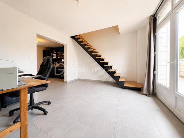 EN EXCLUSIVITE / BSKIMMOBILIER vous présente : sur la commune de Pluneret, découvrez cette belle maison ancienne d’environ 96 m² habitables, implantée sur une parcelle close d’environ 714 m².
Dès l’entrée, vous serez séduit par une vaste pièce de vie lumineuse, chaleureuse et conviviale, agrémentée d’un poêle, idéale pour profiter d’un espace confortable au quotidien. La cuisine, moderne et fonctionnelle, s’intègre parfaitement à l’esprit de la maison.
La maison propose deux chambres, dont une chambre au rez-de-chaussée, permettant une vraie vie de plain-pied. Vous profiterez également d’une salle d’eau contemporaine.
À l’extérieur, le terrain clos offre un bel espace de jardin, une terrasse agréable et une cour permettant de stationner facilement. Un garage d’environ 35 m² complète l’ensemble, idéal pour stationnement, rangement ou espace atelier.
Une maison lumineuse, fonctionnelle et agréable à vivre.
Les plus :
Maison d’environ 96 m² — 2 chambres dont une au rez-de-chaussée — grande pièce de vie avec poêle — garage d’environ 35 m² — terrain clos de 714 m² — maison lumineuse.

Pour plus d'information et visiter ce bien contactez Guillaume LE STRAT.

Pour vous, je réalise, gratuitement et sous 48h votre avis de valeur dans le cadre d’une succession ou de votre projet de vente sur les secteurs Golfe du Morbihan, Pays d'Auray, Ploemel, Brech, Pluneret, Sainte-Anne-D'Auray, Plumergat, Le Bono, Plougoumelen, Baden...Pluvigner et ses alentours... Au plaisir de vous aider ou vous accompagner personnellement dans votre projet immobilier !