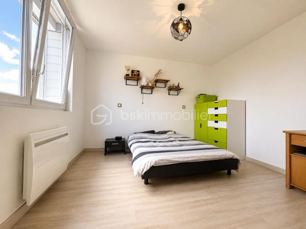 EN EXCLUSIVITE / BSKIMMOBILIER vous présente : sur la commune de Pluneret, découvrez cette belle maison ancienne d’environ 96 m² habitables, implantée sur une parcelle close d’environ 714 m².
Dès l’entrée, vous serez séduit par une vaste pièce de vie lumineuse, chaleureuse et conviviale, agrémentée d’un poêle, idéale pour profiter d’un espace confortable au quotidien. La cuisine, moderne et fonctionnelle, s’intègre parfaitement à l’esprit de la maison.
La maison propose deux chambres, dont une chambre au rez-de-chaussée, permettant une vraie vie de plain-pied. Vous profiterez également d’une salle d’eau contemporaine.
À l’extérieur, le terrain clos offre un bel espace de jardin, une terrasse agréable et une cour permettant de stationner facilement. Un garage d’environ 35 m² complète l’ensemble, idéal pour stationnement, rangement ou espace atelier.
Une maison lumineuse, fonctionnelle et agréable à vivre.
Les plus :
Maison d’environ 96 m² — 2 chambres dont une au rez-de-chaussée — grande pièce de vie avec poêle — garage d’environ 35 m² — terrain clos de 714 m² — maison lumineuse.

Pour plus d'information et visiter ce bien contactez Guillaume LE STRAT.

Pour vous, je réalise, gratuitement et sous 48h votre avis de valeur dans le cadre d’une succession ou de votre projet de vente sur les secteurs Golfe du Morbihan, Pays d'Auray, Ploemel, Brech, Pluneret, Sainte-Anne-D'Auray, Plumergat, Le Bono, Plougoumelen, Baden...Pluvigner et ses alentours... Au plaisir de vous aider ou vous accompagner personnellement dans votre projet immobilier !