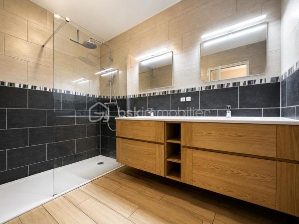EN EXCLUSIVITE / BSKIMMOBILIER vous présente : sur la commune de Pluneret, découvrez cette belle maison ancienne d’environ 96 m² habitables, implantée sur une parcelle close d’environ 714 m².
Dès l’entrée, vous serez séduit par une vaste pièce de vie lumineuse, chaleureuse et conviviale, agrémentée d’un poêle, idéale pour profiter d’un espace confortable au quotidien. La cuisine, moderne et fonctionnelle, s’intègre parfaitement à l’esprit de la maison.
La maison propose deux chambres, dont une chambre au rez-de-chaussée, permettant une vraie vie de plain-pied. Vous profiterez également d’une salle d’eau contemporaine.
À l’extérieur, le terrain clos offre un bel espace de jardin, une terrasse agréable et une cour permettant de stationner facilement. Un garage d’environ 35 m² complète l’ensemble, idéal pour stationnement, rangement ou espace atelier.
Une maison lumineuse, fonctionnelle et agréable à vivre.
Les plus :
Maison d’environ 96 m² — 2 chambres dont une au rez-de-chaussée — grande pièce de vie avec poêle — garage d’environ 35 m² — terrain clos de 714 m² — maison lumineuse.

Pour plus d'information et visiter ce bien contactez Guillaume LE STRAT.

Pour vous, je réalise, gratuitement et sous 48h votre avis de valeur dans le cadre d’une succession ou de votre projet de vente sur les secteurs Golfe du Morbihan, Pays d'Auray, Ploemel, Brech, Pluneret, Sainte-Anne-D'Auray, Plumergat, Le Bono, Plougoumelen, Baden...Pluvigner et ses alentours... Au plaisir de vous aider ou vous accompagner personnellement dans votre projet immobilier !