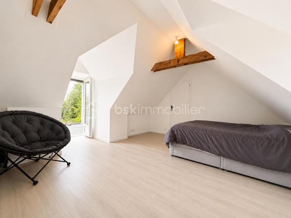 EN EXCLUSIVITE / BSKIMMOBILIER vous présente : sur la commune de Pluneret, découvrez cette belle maison ancienne d’environ 96 m² habitables, implantée sur une parcelle close d’environ 714 m².
Dès l’entrée, vous serez séduit par une vaste pièce de vie lumineuse, chaleureuse et conviviale, agrémentée d’un poêle, idéale pour profiter d’un espace confortable au quotidien. La cuisine, moderne et fonctionnelle, s’intègre parfaitement à l’esprit de la maison.
La maison propose deux chambres, dont une chambre au rez-de-chaussée, permettant une vraie vie de plain-pied. Vous profiterez également d’une salle d’eau contemporaine.
À l’extérieur, le terrain clos offre un bel espace de jardin, une terrasse agréable et une cour permettant de stationner facilement. Un garage d’environ 35 m² complète l’ensemble, idéal pour stationnement, rangement ou espace atelier.
Une maison lumineuse, fonctionnelle et agréable à vivre.
Les plus :
Maison d’environ 96 m² — 2 chambres dont une au rez-de-chaussée — grande pièce de vie avec poêle — garage d’environ 35 m² — terrain clos de 714 m² — maison lumineuse.

Pour plus d'information et visiter ce bien contactez Guillaume LE STRAT.

Pour vous, je réalise, gratuitement et sous 48h votre avis de valeur dans le cadre d’une succession ou de votre projet de vente sur les secteurs Golfe du Morbihan, Pays d'Auray, Ploemel, Brech, Pluneret, Sainte-Anne-D'Auray, Plumergat, Le Bono, Plougoumelen, Baden...Pluvigner et ses alentours... Au plaisir de vous aider ou vous accompagner personnellement dans votre projet immobilier !
