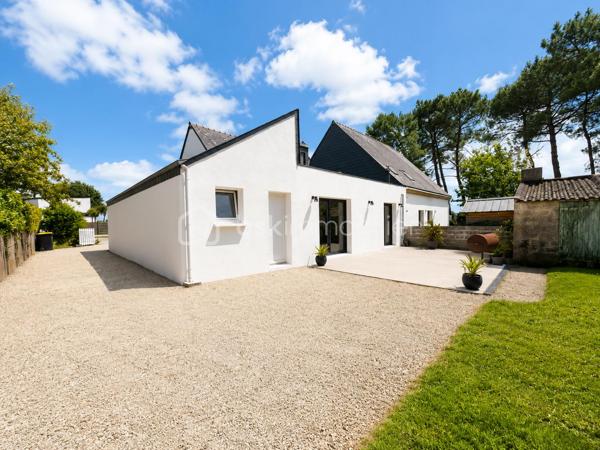 EN EXCLUSIVITE / BSKIMMOBILIER vous présente : sur la commune de Pluneret, découvrez cette belle maison ancienne d’environ 96 m² habitables, implantée sur une parcelle close d’environ 714 m².
Dès l’entrée, vous serez séduit par une vaste pièce de vie lumineuse, chaleureuse et conviviale, agrémentée d’un poêle, idéale pour profiter d’un espace confortable au quotidien. La cuisine, moderne et fonctionnelle, s’intègre parfaitement à l’esprit de la maison.
La maison propose deux chambres, dont une chambre au rez-de-chaussée, permettant une vraie vie de plain-pied. Vous profiterez également d’une salle d’eau contemporaine.
À l’extérieur, le terrain clos offre un bel espace de jardin, une terrasse agréable et une cour permettant de stationner facilement. Un garage d’environ 35 m² complète l’ensemble, idéal pour stationnement, rangement ou espace atelier.
Une maison lumineuse, fonctionnelle et agréable à vivre.
Les plus :
Maison d’environ 96 m² — 2 chambres dont une au rez-de-chaussée — grande pièce de vie avec poêle — garage d’environ 35 m² — terrain clos de 714 m² — maison lumineuse.

Pour plus d'information et visiter ce bien contactez Guillaume LE STRAT.

Pour vous, je réalise, gratuitement et sous 48h votre avis de valeur dans le cadre d’une succession ou de votre projet de vente sur les secteurs Golfe du Morbihan, Pays d'Auray, Ploemel, Brech, Pluneret, Sainte-Anne-D'Auray, Plumergat, Le Bono, Plougoumelen, Baden...Pluvigner et ses alentours... Au plaisir de vous aider ou vous accompagner personnellement dans votre projet immobilier !