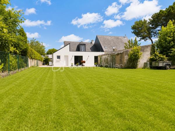 EN EXCLUSIVITE / BSKIMMOBILIER vous présente : sur la commune de Pluneret, découvrez cette belle maison ancienne d’environ 96 m² habitables, implantée sur une parcelle close d’environ 714 m².
Dès l’entrée, vous serez séduit par une vaste pièce de vie lumineuse, chaleureuse et conviviale, agrémentée d’un poêle, idéale pour profiter d’un espace confortable au quotidien. La cuisine, moderne et fonctionnelle, s’intègre parfaitement à l’esprit de la maison.
La maison propose deux chambres, dont une chambre au rez-de-chaussée, permettant une vraie vie de plain-pied. Vous profiterez également d’une salle d’eau contemporaine.
À l’extérieur, le terrain clos offre un bel espace de jardin, une terrasse agréable et une cour permettant de stationner facilement. Un garage d’environ 35 m² complète l’ensemble, idéal pour stationnement, rangement ou espace atelier.
Une maison lumineuse, fonctionnelle et agréable à vivre.
Les plus :
Maison d’environ 96 m² — 2 chambres dont une au rez-de-chaussée — grande pièce de vie avec poêle — garage d’environ 35 m² — terrain clos de 714 m² — maison lumineuse.

Pour plus d'information et visiter ce bien contactez Guillaume LE STRAT.

Pour vous, je réalise, gratuitement et sous 48h votre avis de valeur dans le cadre d’une succession ou de votre projet de vente sur les secteurs Golfe du Morbihan, Pays d'Auray, Ploemel, Brech, Pluneret, Sainte-Anne-D'Auray, Plumergat, Le Bono, Plougoumelen, Baden...Pluvigner et ses alentours... Au plaisir de vous aider ou vous accompagner personnellement dans votre projet immobilier !