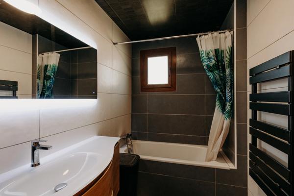 À vendre – Maison individuelle familiale T5, style savoyard, grand jardin et grand garage