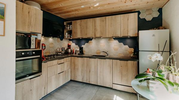 À vendre – Maison individuelle familiale T5, style savoyard, grand jardin et grand garage