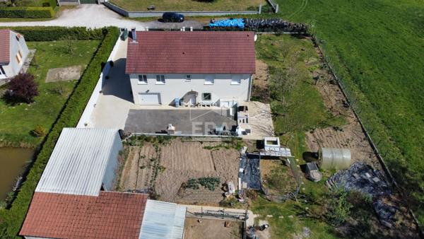 Maison Le Deschaux 5 pièce(s) + sous-sol entièrement aménagé + dépendances...