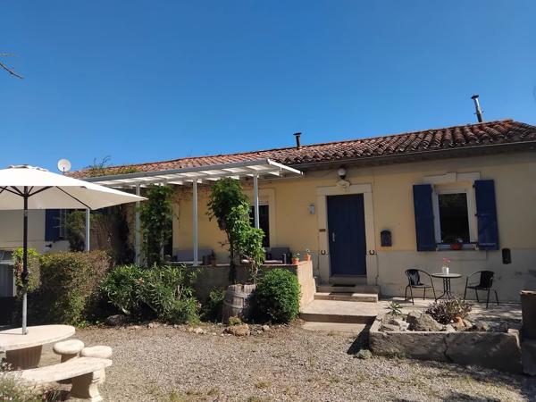 Proche Carcassonne - Ensemble comprenant une maison divisée en 3 appartements et un camping