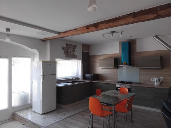 Proche Carcassonne - Ensemble comprenant une maison divisée en 3 appartements et un camping