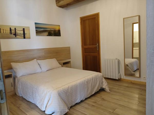 Proche Carcassonne - Ensemble comprenant une maison divisée en 3 appartements et un camping
