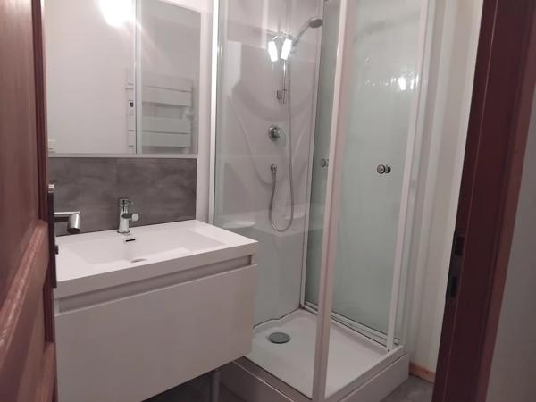 Proche Carcassonne - Ensemble comprenant une maison divisée en 3 appartements et un camping