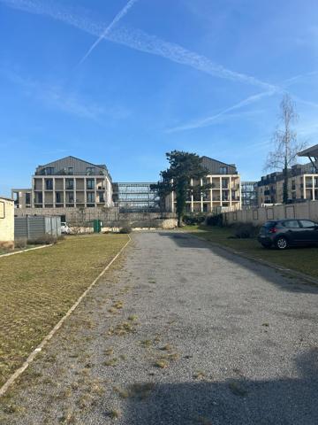 Parking avec portail sécurisé proche de la gare de Chantilly
