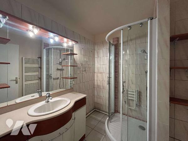 Appartement au rez de chaussée avec accès pour personne à mobilité réduite. REF V1058